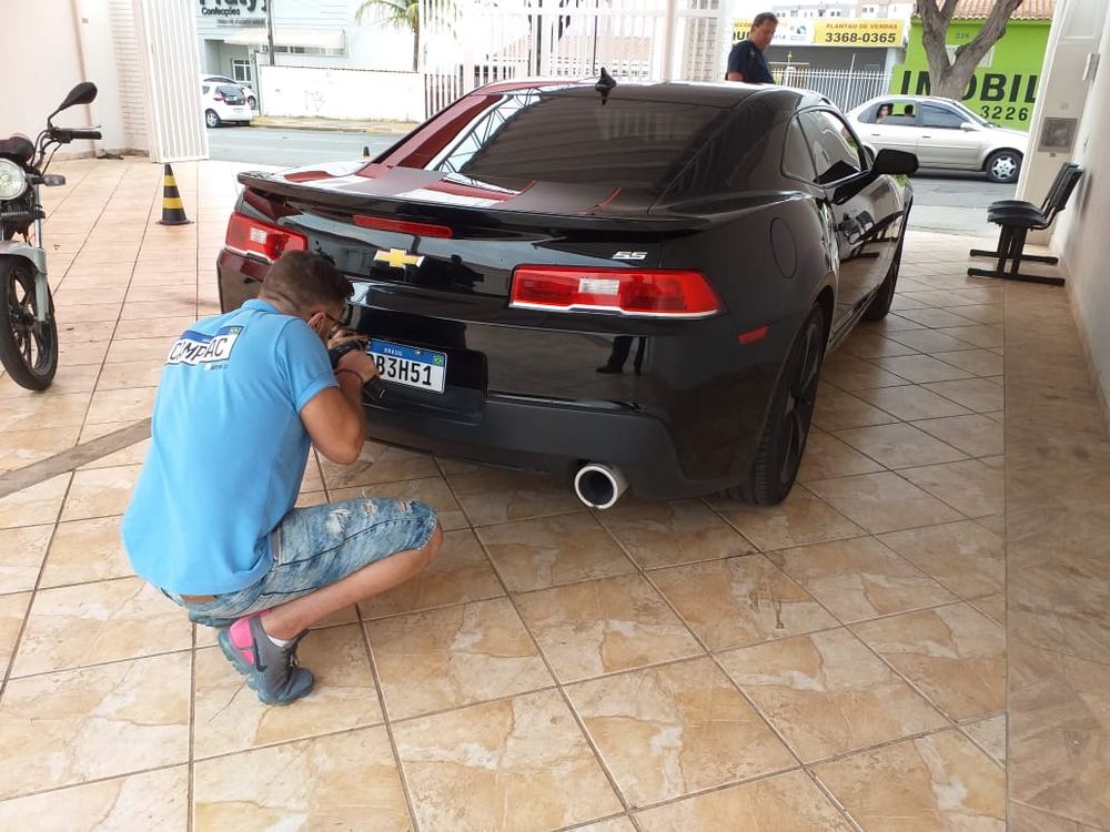 Instalação de placa em Chevrolet Camaro SS preto