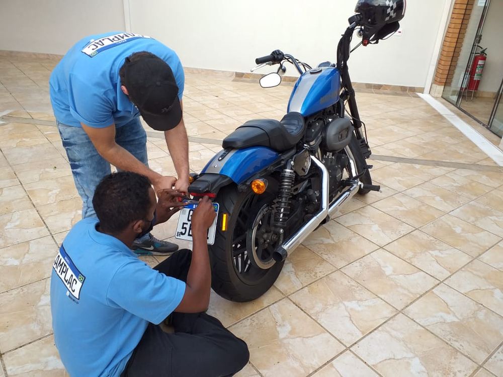 Instalação de placa em moto Harley-Davidson