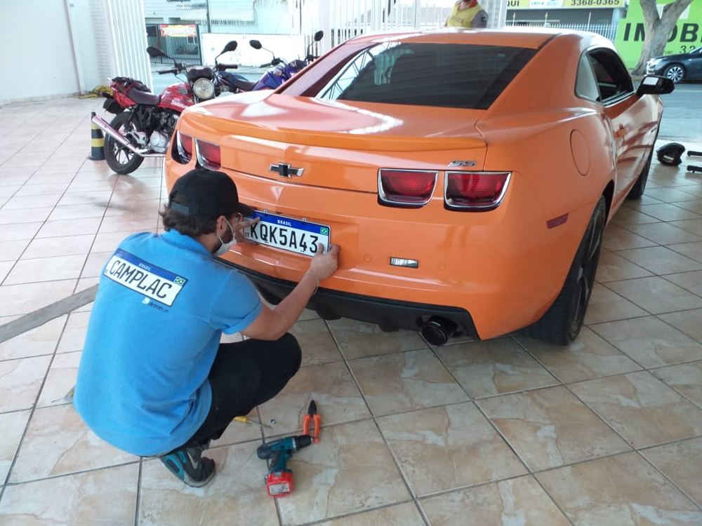Instalação de placa em Chevrolet Camaro SS laranja