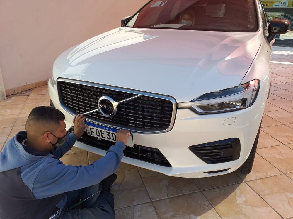 Instalação de placa em Volvo XC60