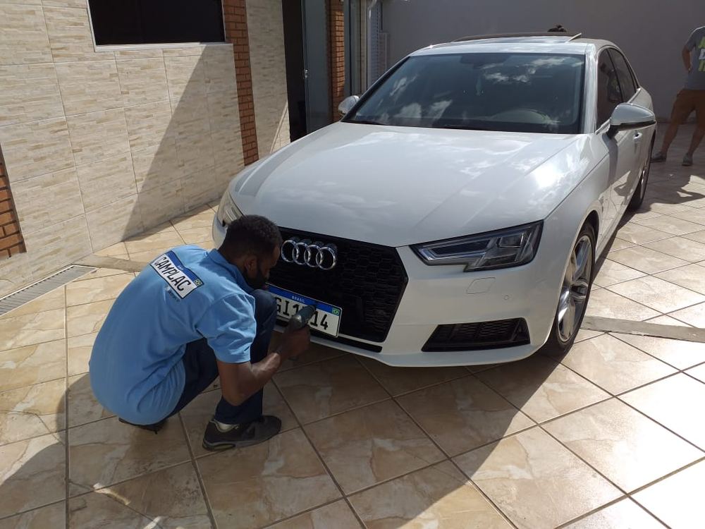 Instalação de placa em Audi A4